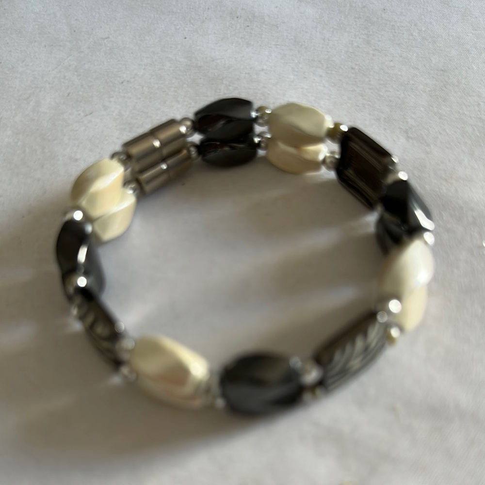 Elegant Black and Cream Beaded Bracelet